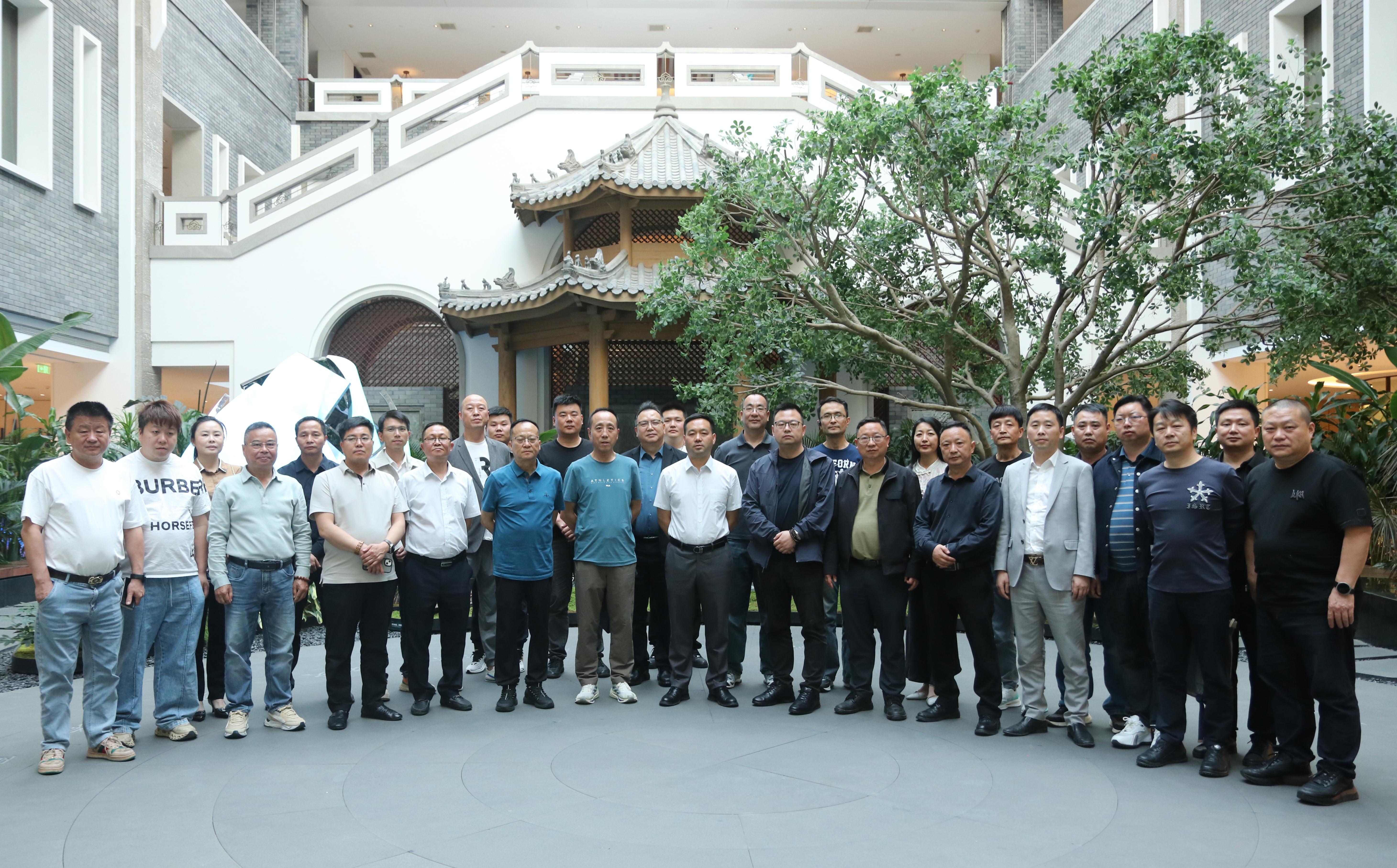 携手并进  砥砺前行 ——贵阳险峰乐成举行2025年经销商大会_抖圈