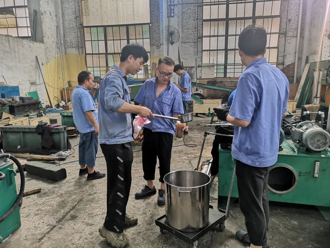 贵阳险峰：防暑降温绿豆汤 关爱职工送清凉_抖圈