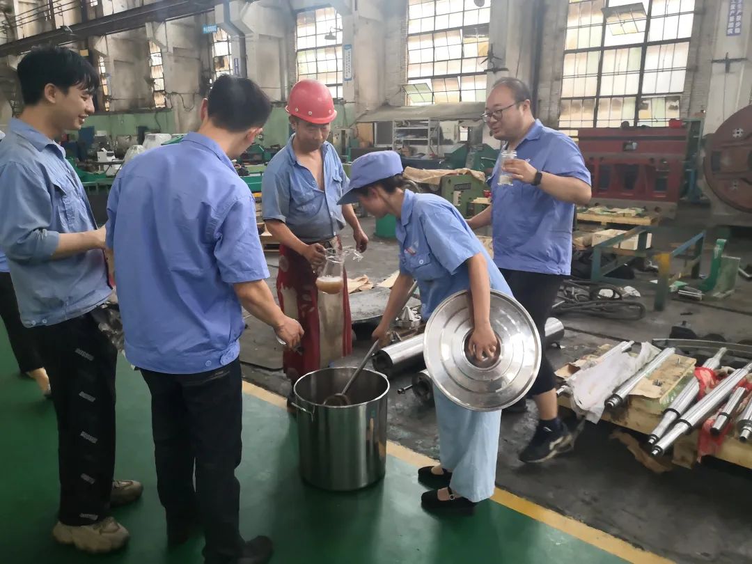 贵阳险峰：防暑降温绿豆汤 关爱职工送清凉_抖圈