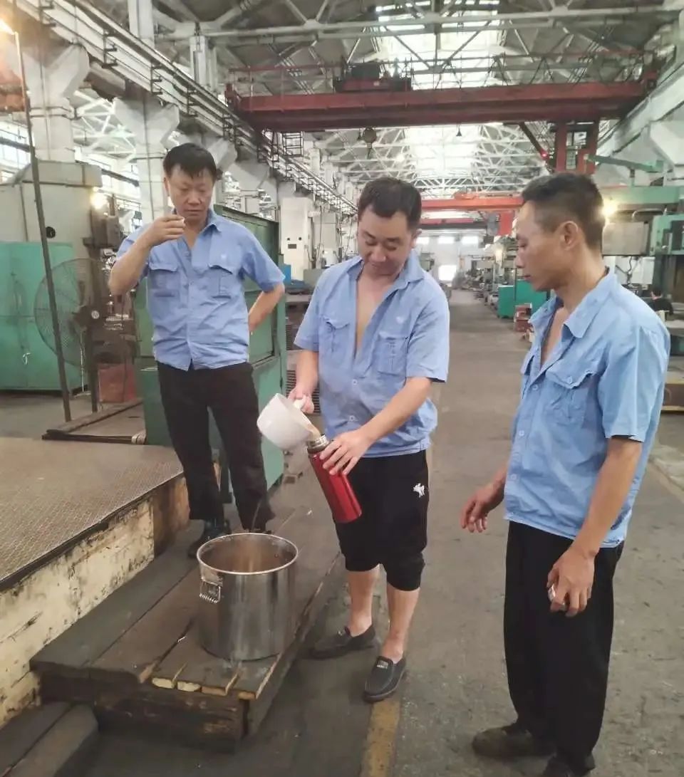 贵阳险峰：防暑降温绿豆汤 关爱职工送清凉_抖圈